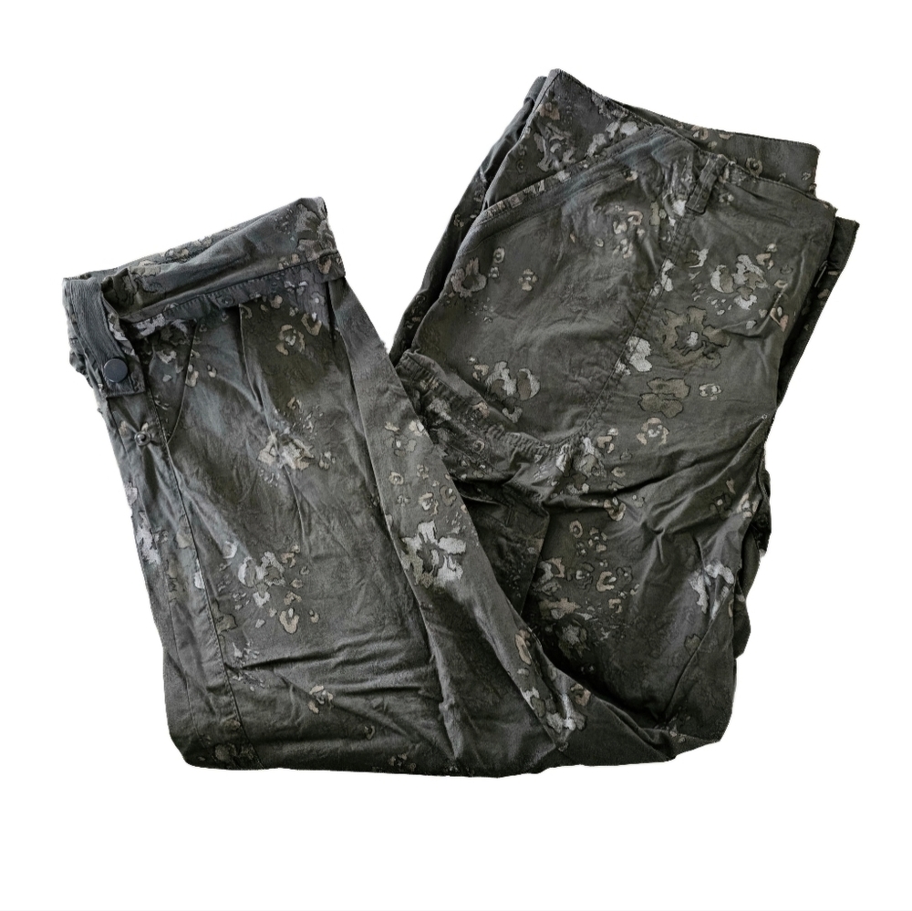 Democracy Gray Floral Ankle Capris - Picture 4 of 7